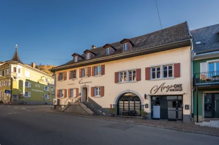 Hausansicht - Haus kaufen in Zell im Wiesental - Historisches Wohn- und Geschäftshaus mit erfolgreicher Gastronomie und vielseitigem Potenzial | über 700 m² Gesamtfläche