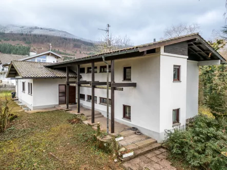 Luftaufnahme Westansicht - Haus kaufen in Wehr - Perle im Dornröschenschlaf für die ganze Familie | über 1500 m² Grundstück, 8 Zimmer & Naturidylle