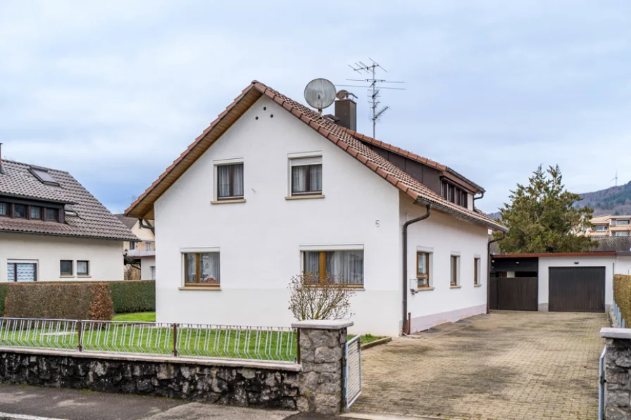 Hausansicht - Haus kaufen in Wehr - Seltene Gelegenheit in Wehr |Einfamilienhaus in beliebtem Wohnviertel „Zelg“