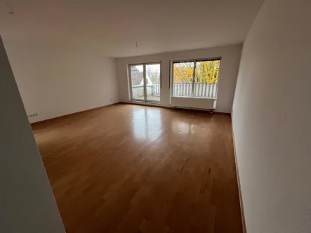 Wohnzimmer - Wohnung mieten in Worms / Hochheim - Geräumige und helle 3-Zimmer-Wohnung mit 2 Balkonen - 104 m² - in Worms-Hochheim