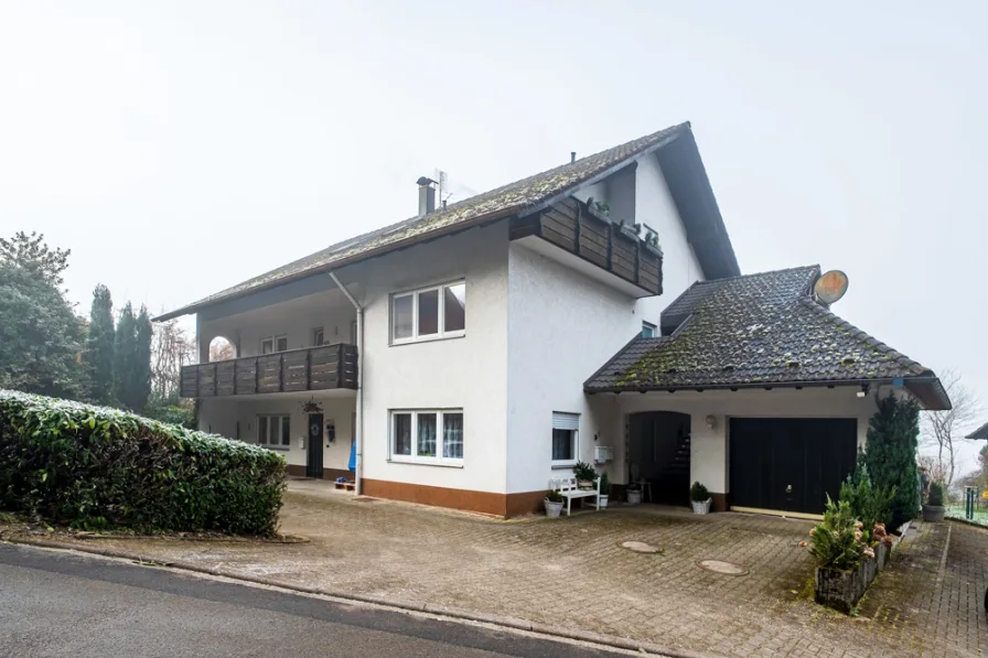 Straßenansicht - Haus kaufen in Oberkirch / Ödsbach - Solides 3-Familienhaus in ruhiger, naturnaher Lage, freut sich auf Sie!