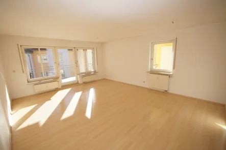 Wohnzimmer  - Wohnung kaufen in Öhringen - Sehr gepflegte, helle und geräumige Dreizimmerwohnung in Öhringen zu verkaufen!