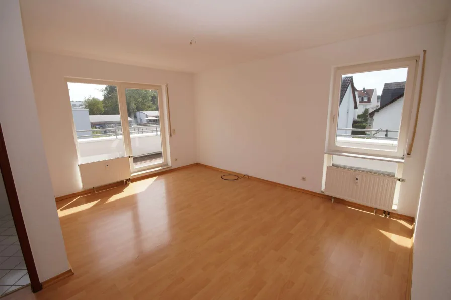 Wohnzimmer  - Wohnung kaufen in Usingen - Schöne DG-Zweizimmerwohnung in ruhiger Lage von Usingen!