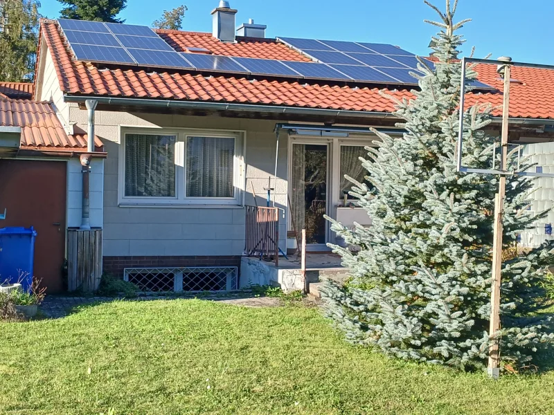 Ansicht Terrassenseite - Haus kaufen in Waldkraiburg - Tiny Bungalow in ruhiger Lage, unterkellert, mit schönem Garten, Garage, PV-Anlage