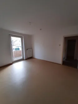 Wohnzi, Balkon - Wohnung mieten in Rosenheim - 01 Apianstr. 8: 2,5 Zimmer-Erdgeschoss-Wohnung ohne EBK, mit Balkon