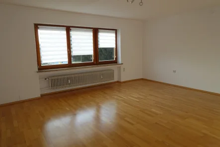 Wohnzimmer - Wohnung mieten in Mühldorf - Mühldorf Rottstr.: 4 Zi. OG-Wohnung in ruhiger Lage mit Balkon