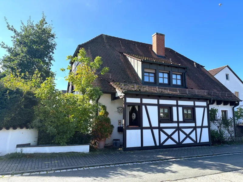  - Haus kaufen in Bubenreuth - Bezauberndes Fachwerkhaus mit modernem Komfort und Pool!