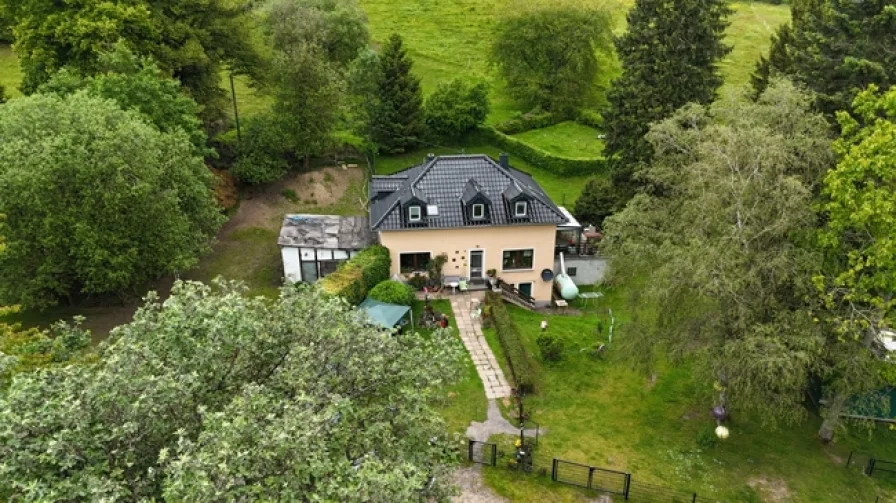  - Haus kaufen in Hellenthal - Pferdeliebhaber aufgepasst! Landhaus in Naturgebiet mit Wiese und Pferdeboxen