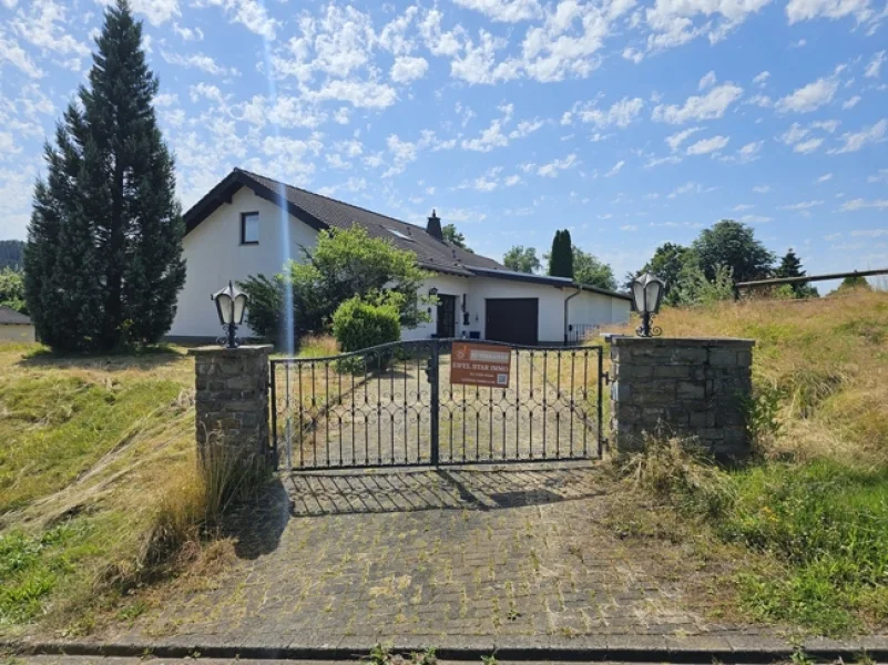  - Haus kaufen in Prüm - EFH in ländlicher Lage, mit Hallenbad, großer Pferdestall und ca. 1,8 Ha. Pferdewiesen