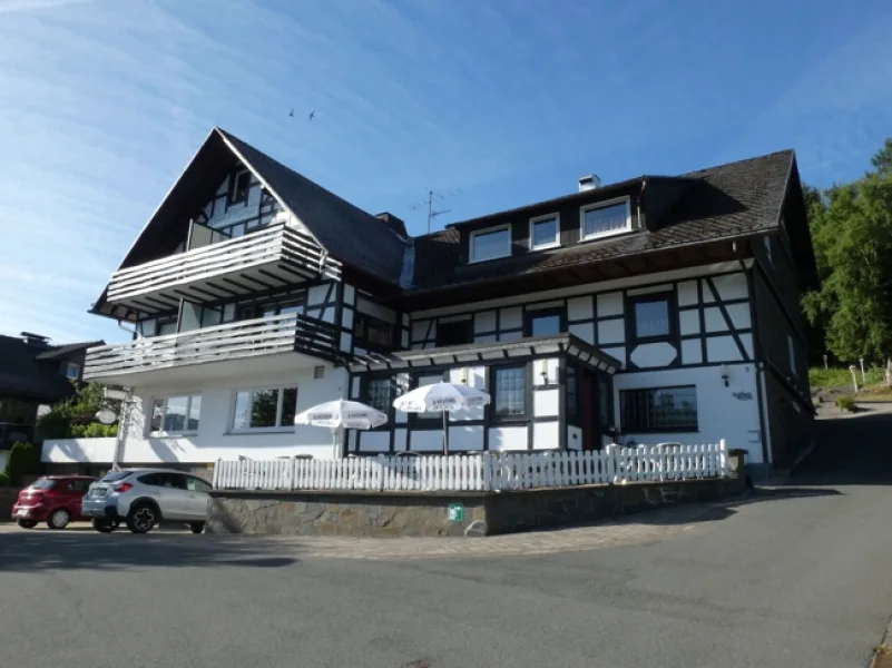  - Gastgewerbe/Hotel kaufen in Schmallenberg - Fachwerk-Gasthof im Sauerland mit 12 Gästezimmer, Eigentumswohnung und großes Grundstück