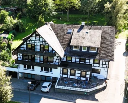  - Gastgewerbe/Hotel kaufen in Schmallenberg - Fachwerk-Gasthof im Sauerland mit 12 Gästezimmer, Eigentumswohnung und großes Grundstück