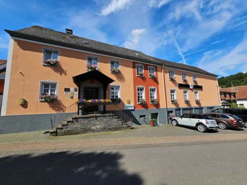  - Gastgewerbe/Hotel kaufen in Üxheim - Landgasthof mit Restaurant, Festsaal, Biergarten, 6 Gästezimmern und Betreiberwohnung