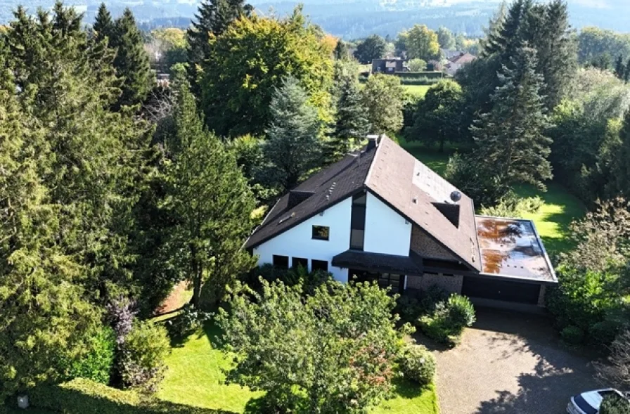  - Haus kaufen in Monschau - Rohdiamant im Grünen! Villa mit Einliegerwohnung auf großem Grundstück in guter Lage