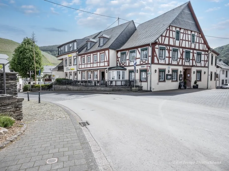 ESI-684 - Gastgewerbe/Hotel kaufen in Veldenz - Beliebtes Hotel in Fachwerkstil mit 26 moderne Zimmer, Restaurant, Parkplatz und  Eigentümerwohnung