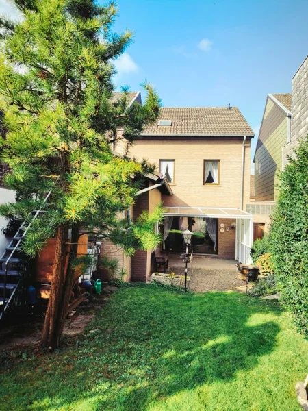 Rückansicht - Haus kaufen in Alsdorf - Wohnen auf 110 m²: Reihenhaus mit Garage und Garten zum Wohlfühlen