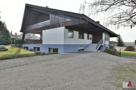 Hausansicht - Haus kaufen in Wittlingen - Außergewöhnliches Architektenhaus mit viel Potential in Wittlingen