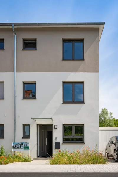 Musterhaus-Aussen (1) - Haus kaufen in Sankt Georgen i. Schwarzwald - Leben zwischen Schwarzwald und Bodensee, wo andere Urlaub machen.