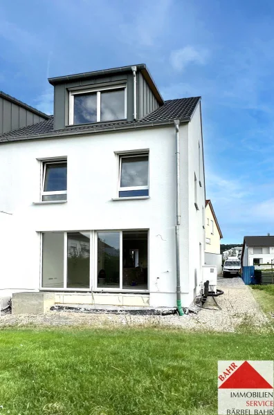 Hausansicht von Garten - Haus kaufen in Schönaich - Neubau-Erstbezug – Doppelhaushälfte in sonniger Lage