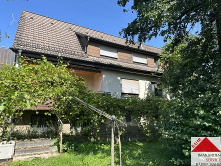 Hausansicht - Haus kaufen in Böblingen - 2 Doppelhaushälften, 1 Bauplatz & viel Potential!