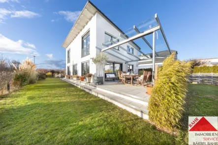 Hausansicht von Garten - Haus kaufen in Schönaich - Wohlfühlhaus am Feldrand – Naturgenuss in vorderster Reihe!