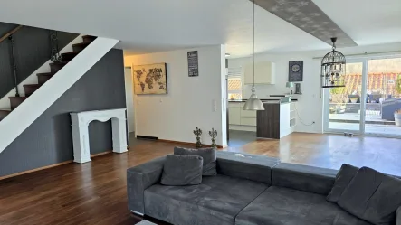 Wohn- Essbereich - Wohnung kaufen in Leonberg - Wohntraum ! 4,5 Zimmer Maisonette Wohnung mit 2 Bädern, 2 Balkonen, Garage und Aussicht!