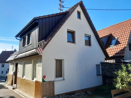 Hausansicht - Haus kaufen in Eningen - Kleines Haus mit viel Geschichte in ruhiger Lage