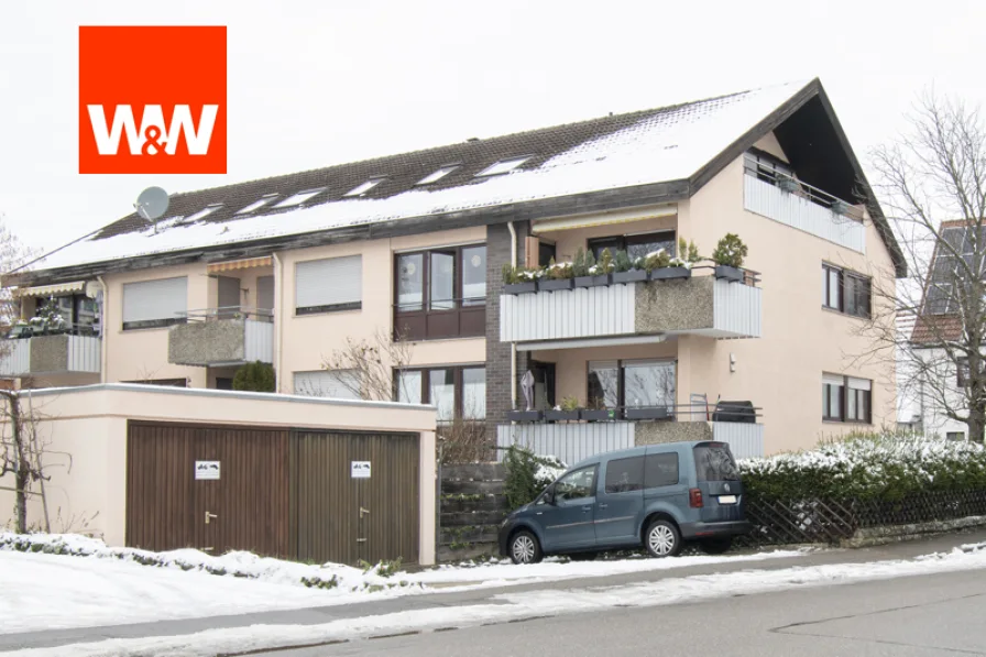 Außenansicht mit Stellplatz und Garage