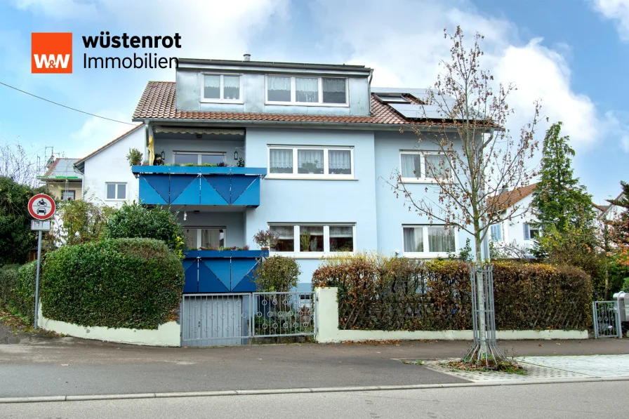 Ansicht Straßenseite - Wohnung kaufen in Göppingen - Platz für die ganze Familie! Hier wohnen Sie auf 2 Etagen mit Balkon, Garten und Garage in GP-Reusch