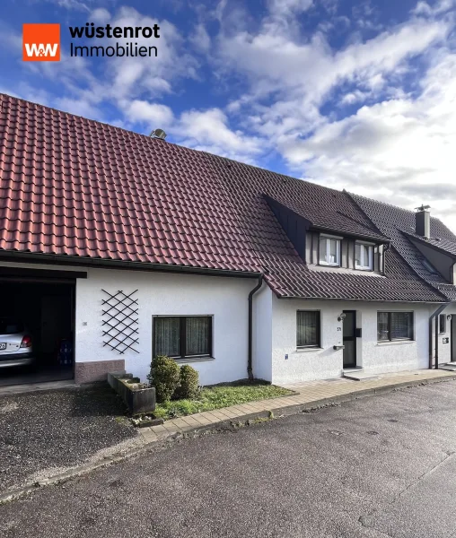 Straßenansicht - Haus kaufen in Esslingen am Neckar / Sulzgries - Esslingen-Sulzgries . . . . älteres Haus mit Aussicht sucht frische Ideen