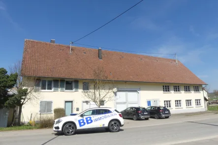 Daheim - Haus kaufen in Meßkirch - Ehemaliges Bauernhaus mit Wasserrecht und schönem Grundstück im Bodenseehinterland.