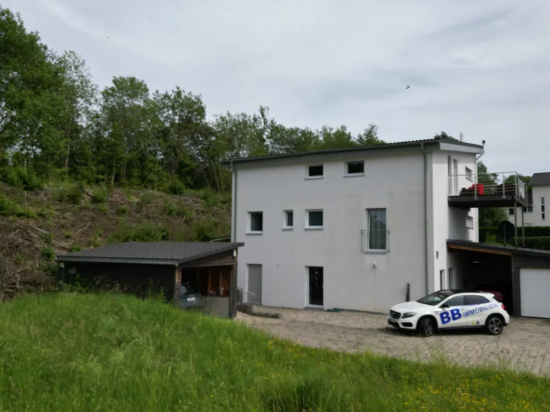 Daheim ohne Barriere - Wohnung kaufen in Sigmaringen - Neuwertige Eigentumswohnung in kleinem Dreifamilienhaus mit großem Carport in Sigmaringen.