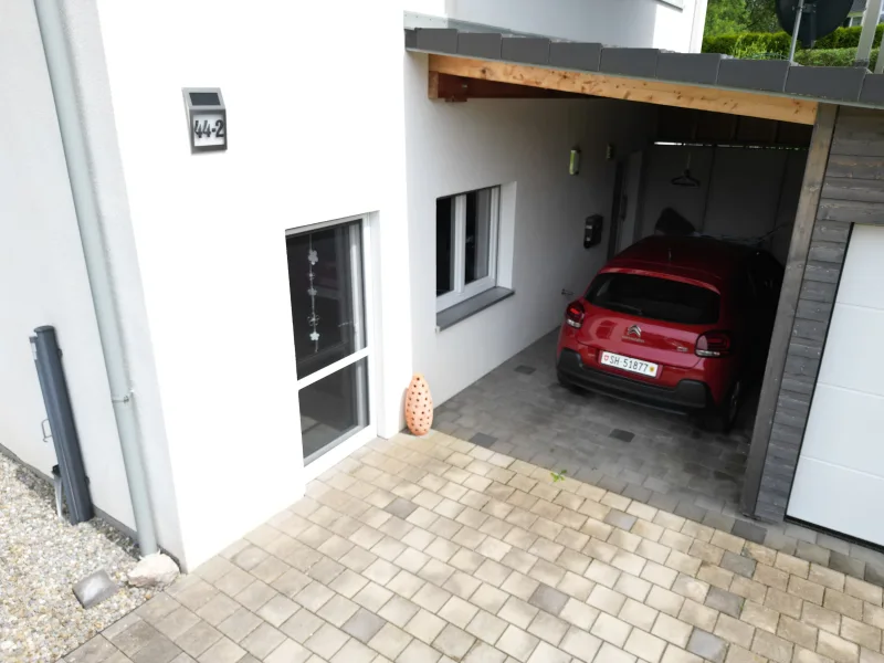 Großzügiger Carport