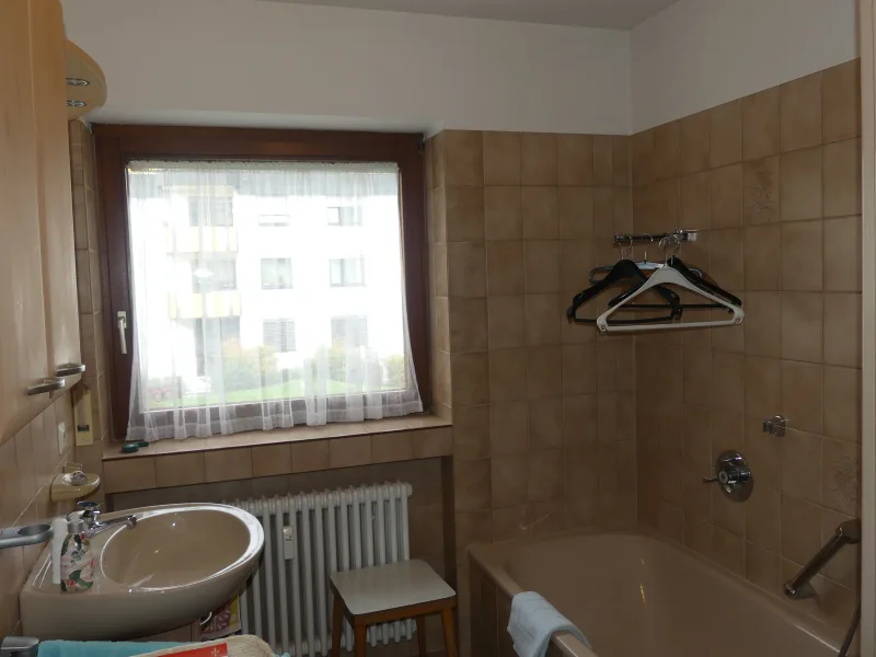 Badezimmer mit Wanne - Dusche - Fenster