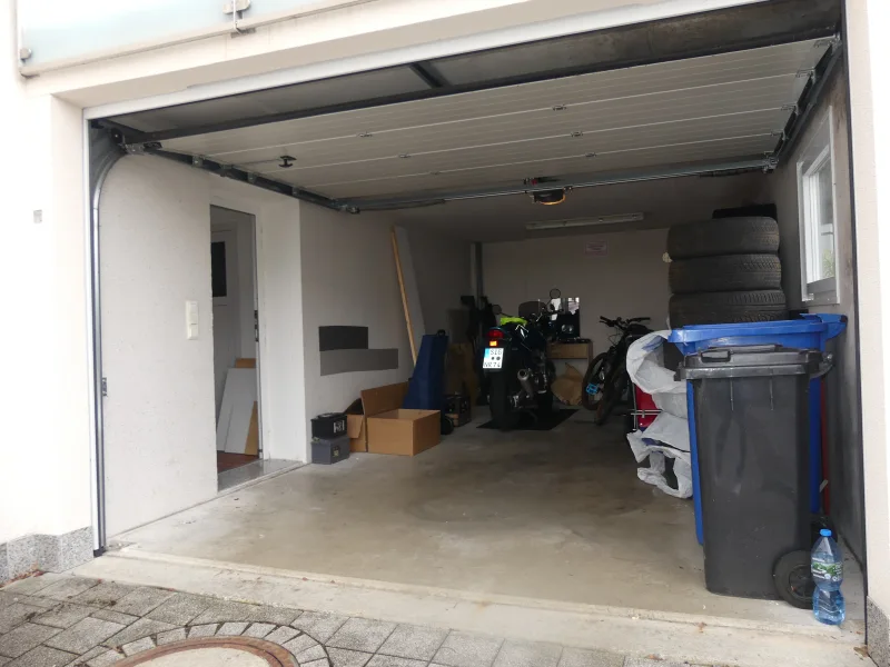 Garage mit Zugang ins Haus