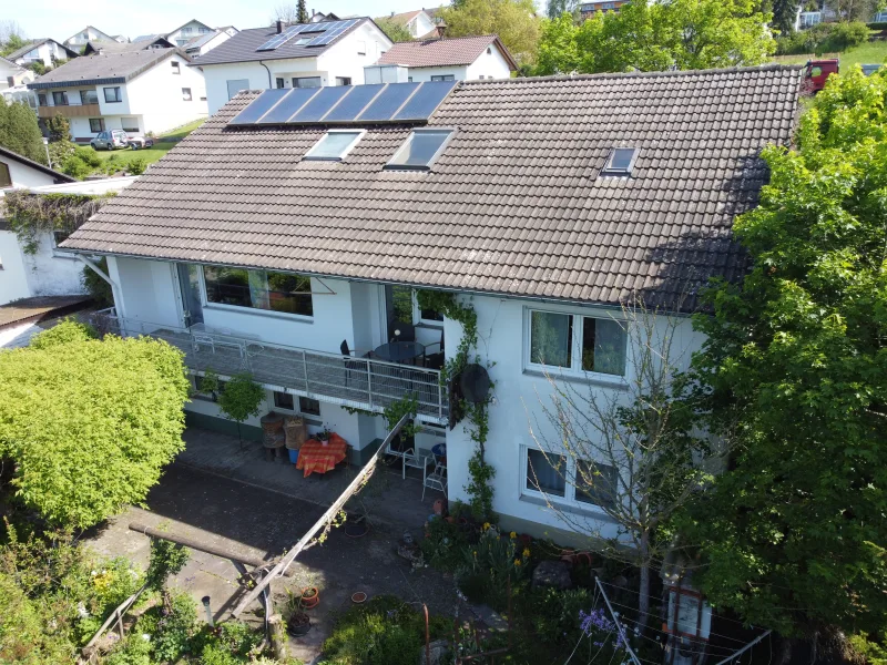 Hausansicht - Haus kaufen in Haigerloch - GROSSZÜGIGES HAUS IM GRÜNEN: Familienparadies, Gruol