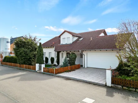 Außenansicht - Haus kaufen in Achstetten - Sofort Bezugsfrei! Freistehendes Einfamilienhaus in Ortsrandlage bei Achstetten.