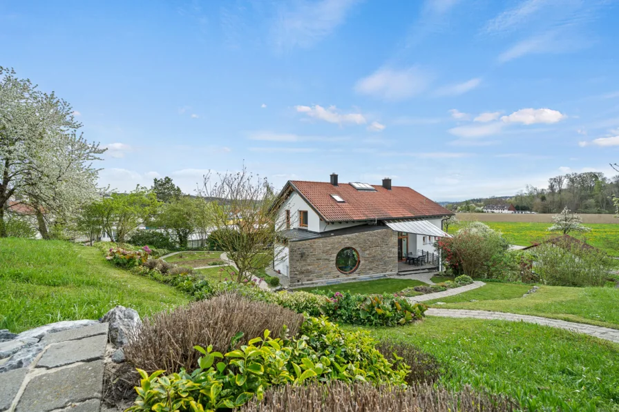 Titelbild - Haus kaufen in Wilhelmsdorf - Ruheoase! Großzügiges, lichtdurchflutetes Wohnhaus auf traumhaftem Grundstück in Wilhelmsdorf