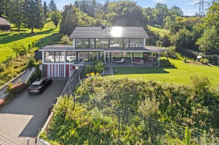 Luftaufnahme - Haus kaufen in Ravensburg - Ravensburg-Süd, junge Villa in Aussichtslage auf rund 2.500qm Grundstück!