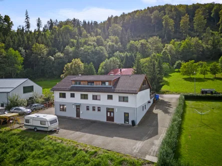 Luftbild - Haus kaufen in Straßberg / Kaiseringen - 5,4% Rendite! Attraktives Mehrfamilienhaus bei Straßberg