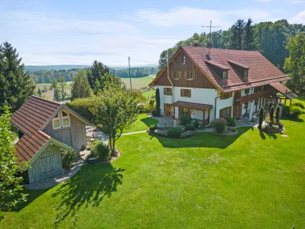 Luftaufnahme - Haus kaufen in Aitrach - 360° I Charmantes Bauernhaus in Alleinlage bei Aitrach