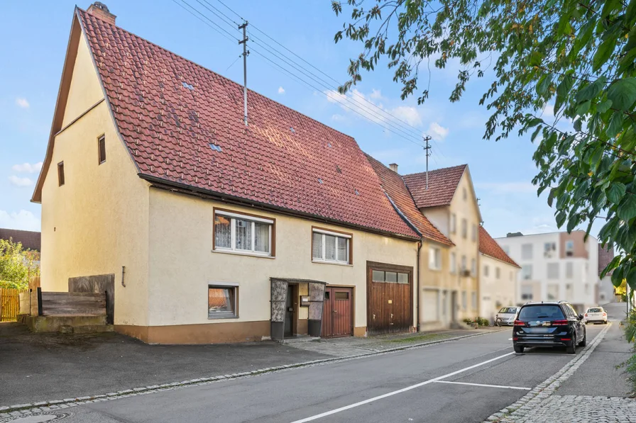 Außenansicht - Haus kaufen in Gammertingen - Ideal für Handwerker - Charmantes Einfamilienhaus mit zwei Garagen und schönem Gartenbereich!