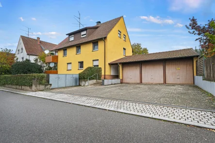 Hausansicht - Haus kaufen in Ehingen - 360° I Eigentumspaket: 3-Familienhaus mit 3 Garagen und großem Grundstück in toller Lage von Ehingen