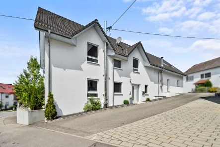 Aussenaufnahme - Haus kaufen in Riedlingen - Modernes Einfamilienhaus mit Pool in Neufra/Riedlingen. Neuwertig und hochwertig ausgestattet!