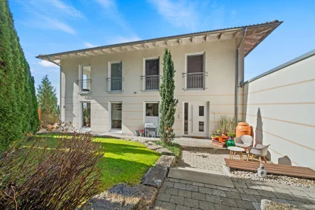 Außenansicht - Haus kaufen in Weingarten - 360° I Exklusive Doppelhaushälfte in Aussichtslage von Weingarten