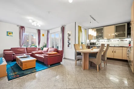 Wohnzimmer - Wohnung kaufen in Bermatingen - 360° I 3-Zimmer-Wohnung in Teilort von Bermatingen, sofort verfügbar! Zwei Balkone und Tiefgarage!