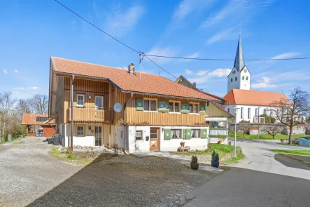 Außenansicht - Haus kaufen in Argenbühl / Ratzenried - "Zweifamilienhaus in Ratzenried auf besonders tollem Grundstück - direkt am Dorfweiher!"