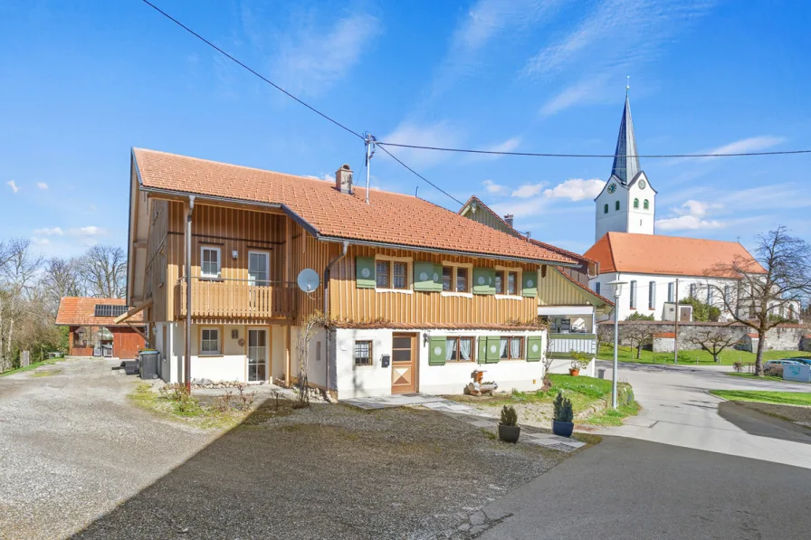Außenansicht - Haus kaufen in Argenbühl / Ratzenried - "Zweifamilienhaus in Ratzenried auf besonders tollem Grundstück - direkt am Dorfweiher!"
