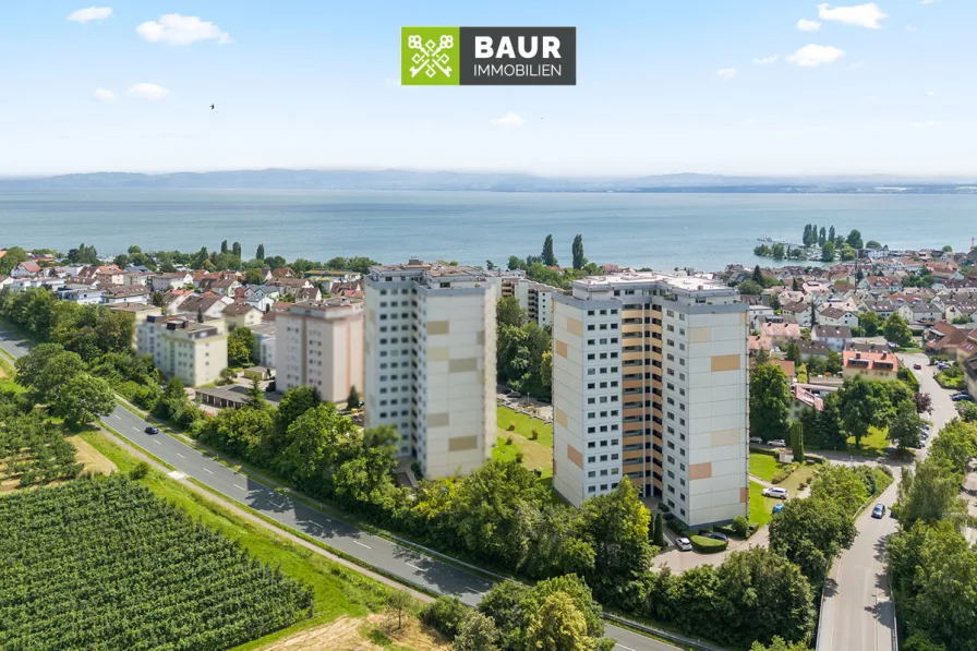 Luftaufnahme - Wohnung kaufen in Immenstaad am Bodensee - Bodensee und Alpenblick! Aufzugs versorgte 2,5-Zimmer-Wohnung mit TG-Stellplatz