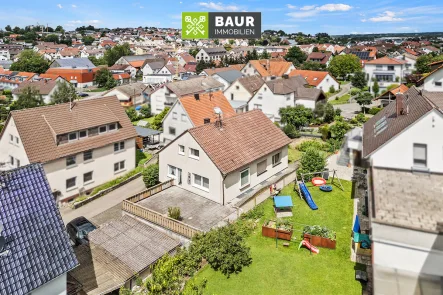 Luftaufnahme - Haus kaufen in Erbach - 360° I Vor den Toren Ulms: Wohnhaus mit tollem Garten und 2 Garagen in guter Lage von Erbach