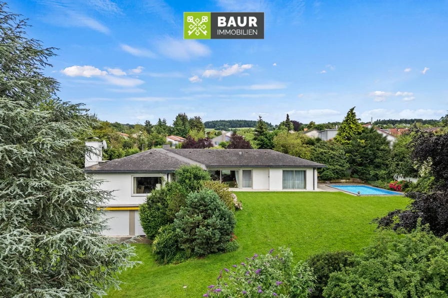 Luftaufnahme - Haus kaufen in Baienfurt - 360° I Exklusive Bungalow-Villa mit Pool in Aussichtslage von Baienfurt mit riesengroßem Grundstück!